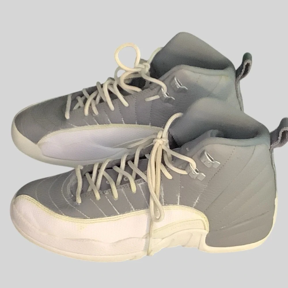 RETRO AIR JORDAN’S GRAY AND WHITE